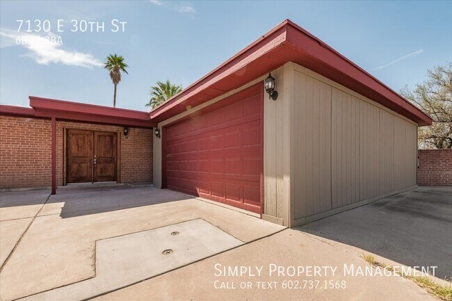 Building Photo - 4 bedroom 2 bath main house with a 2 bed 1...