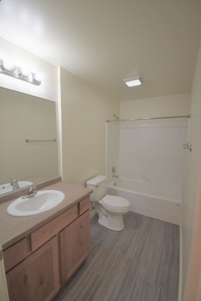 Building Photo - 2 Bed 1 Bath Garden Level Apartment! Easy Access to Downtown, Shopping and MSU!
