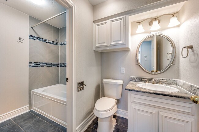 Building Photo - Absolutely Stunning!