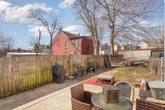 Building Photo - 529 Manor St