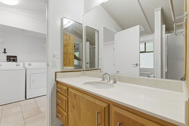 Building Photo - Single level Bainbridge Island home