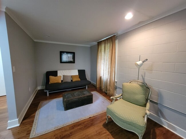 Building Photo - Massive 3 bed 3 bath on Boulevard!