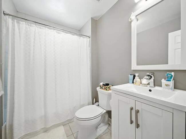 Building Photo - Beautifully renovated 4-bedroom, 4-bath re...