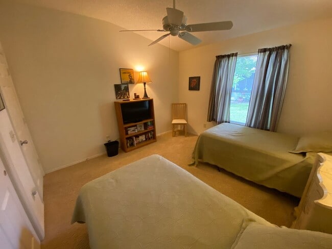 Building Photo - Warm and Inviting ANNUAL 2 + 2 Turnkey Patio Villa in The Village of Mallory