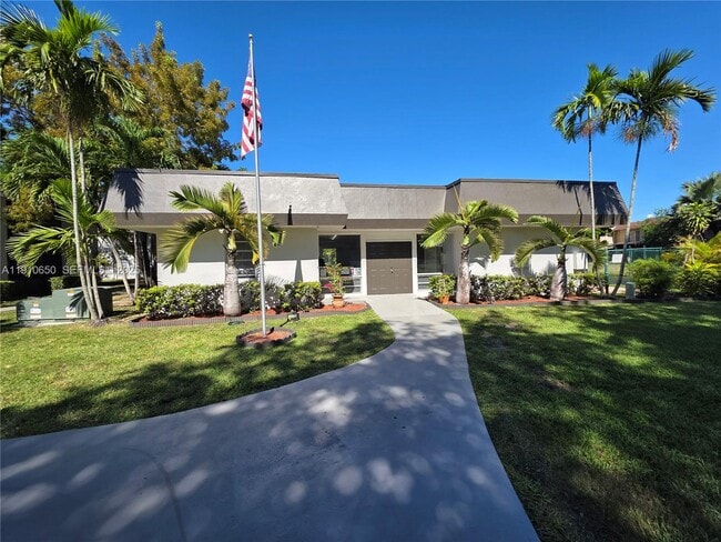 Building Photo - 10399 N Kendall Dr