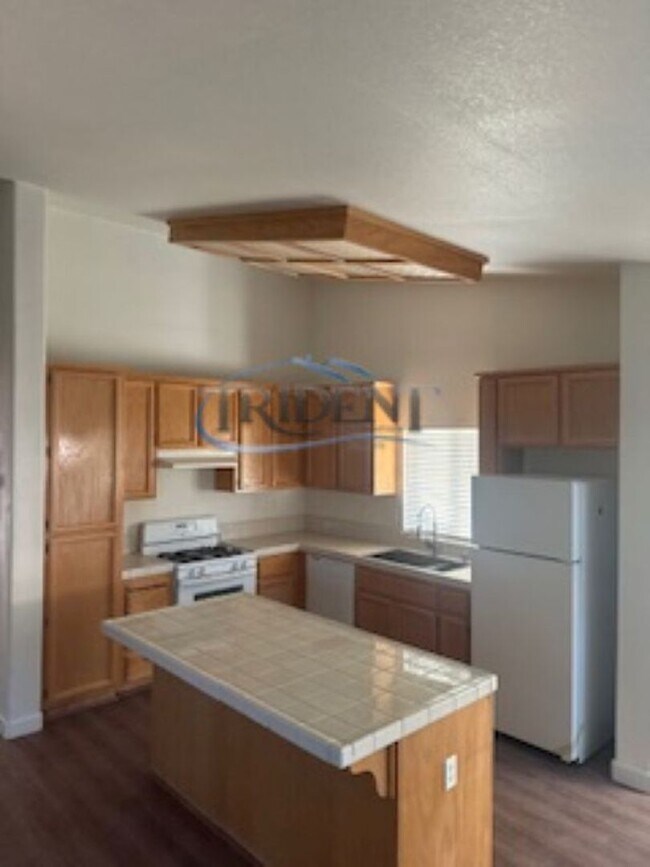 Building Photo - 4 bedroom 2 bath near schools and parks