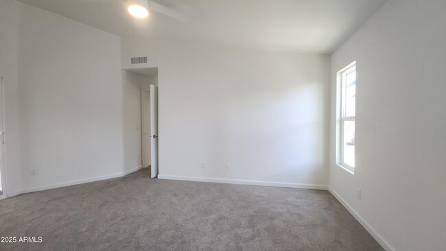 Building Photo - 1433 E Kerry Ln