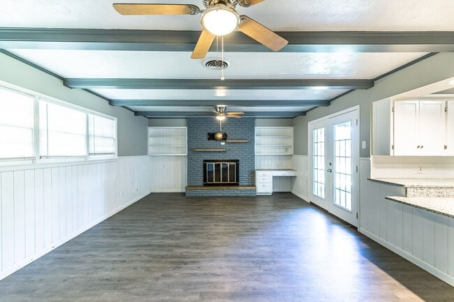 Building Photo - Large 3 bedroom with 2 living areas. Easy ...