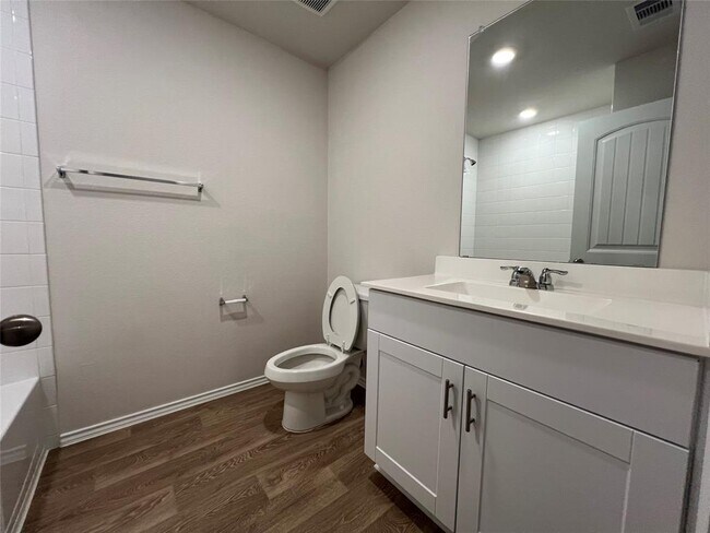 Building Photo - 221 Wirecrested Dr