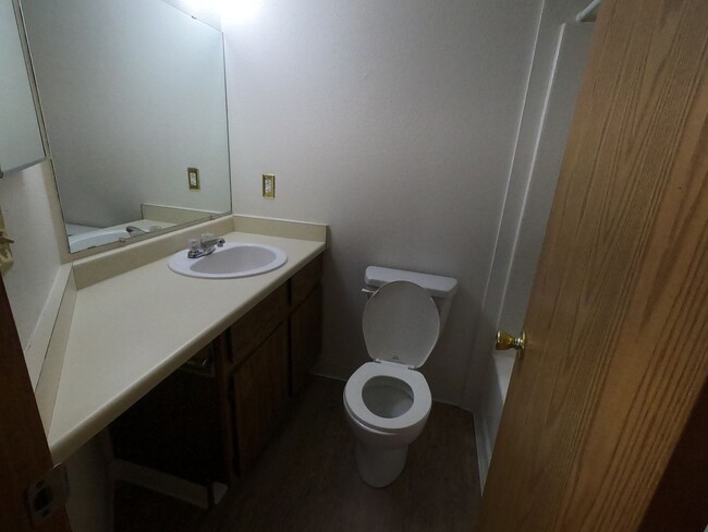 Building Photo - Ground floor condo, feels like home!