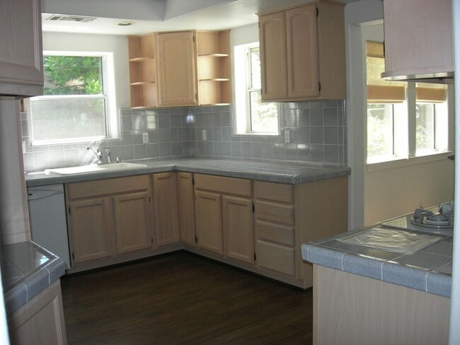 Building Photo - Lovely 2 story Home Walk to Downtown Grass...