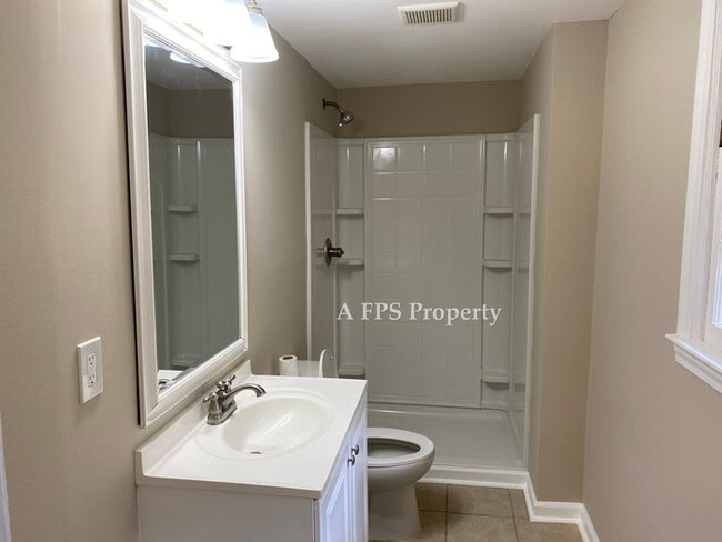 Building Photo - 194 Clairmount Dr SE