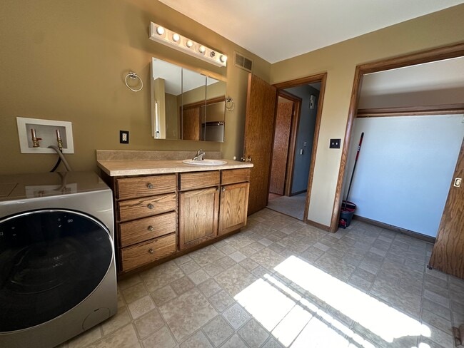 Building Photo - Spacious 2BR \2.5BA With Pool !