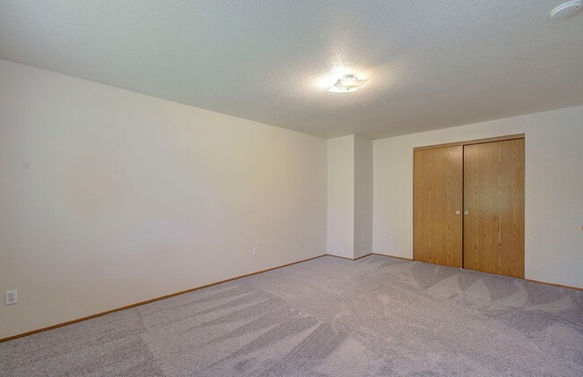 Building Photo - Welcome to this charming 2 bedroom, 2 bath...
