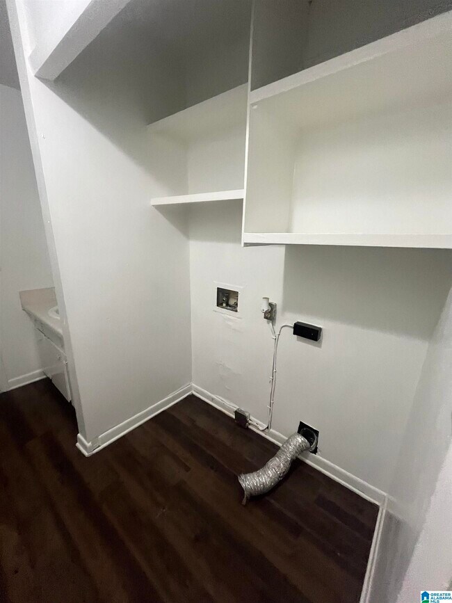 Building Photo - 3101 Lorna Rd