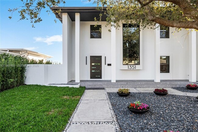 Building Photo - 1351 Bay Terrace