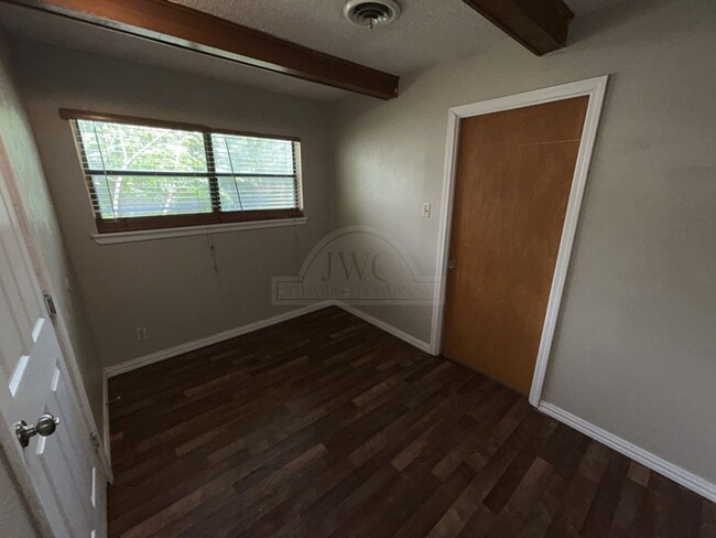 Building Photo - 601 Sutton Dr
