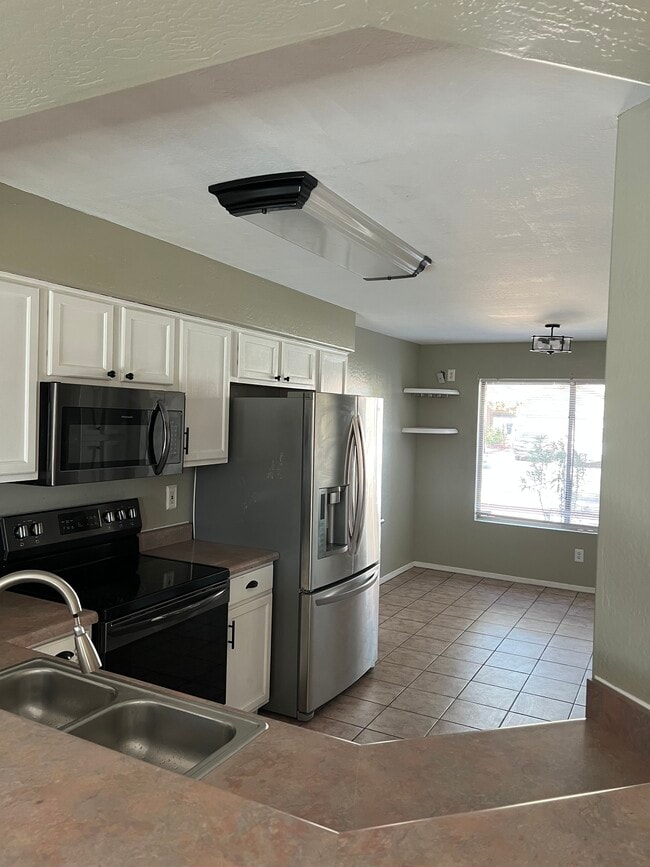 Building Photo - 1371 E 10th Pl