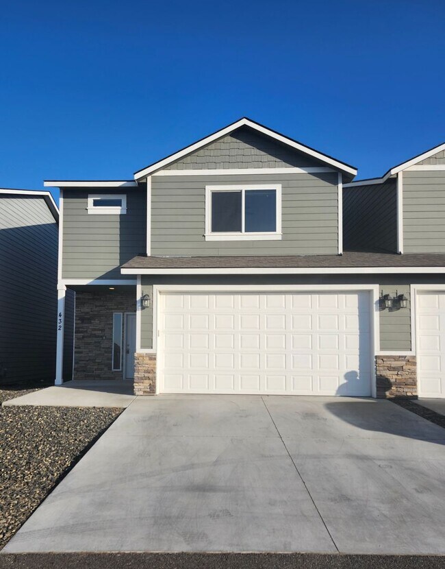 Primary Photo - Spacious 3 bed/2.5 bath Townhouse - Gorgeo...