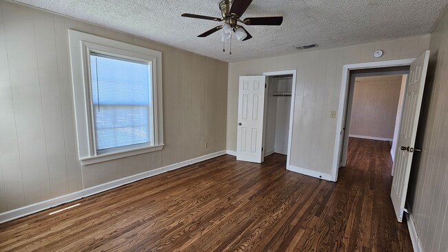 Building Photo - 3 bedroom, 1 bath, NEW hardwood floors!