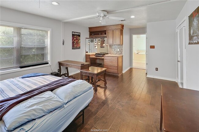 Building Photo - 305 W Brookside Dr