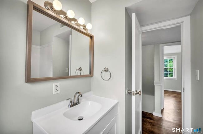 Building Photo - 607 Hartford Rd