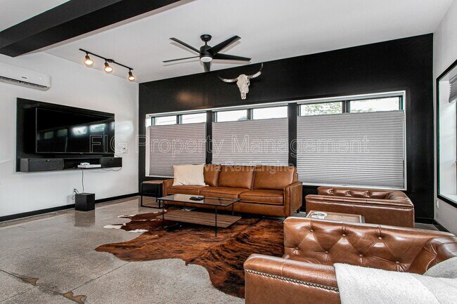 Building Photo - 3415 N Broadway