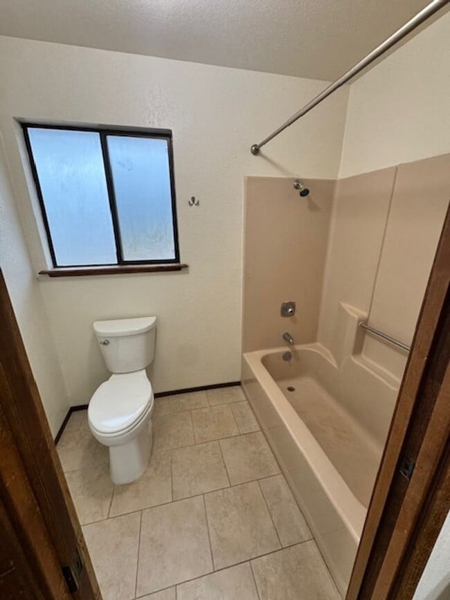 Building Photo - West Redding Home