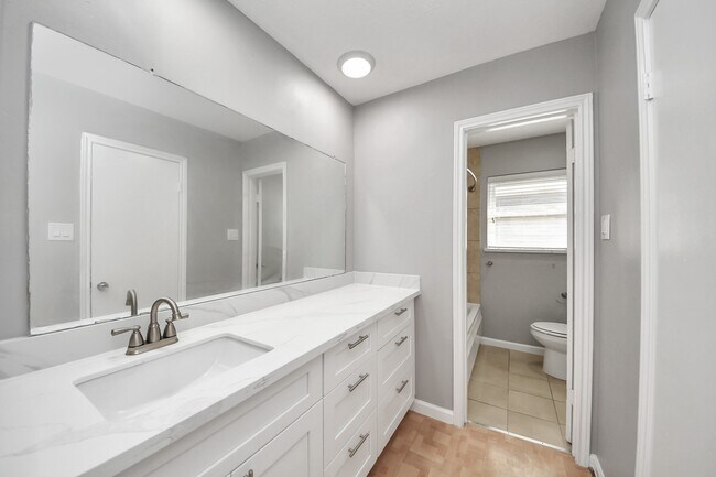 Building Photo - 9222 Sharpview Dr