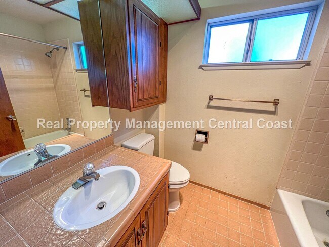 Building Photo - AVAILABLE OCTOBER - Large 4 Bedroom / 3 Ba...