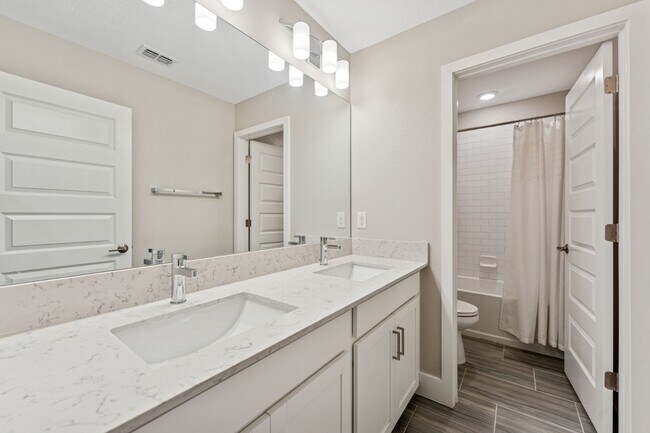 Building Photo - Stunning 4 BR + LOFT /2.5 BA/ 2 CG home in Gorgeous Bexley!