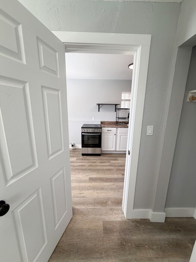 Building Photo - 2 Bedroom, 1 Bathroom Home