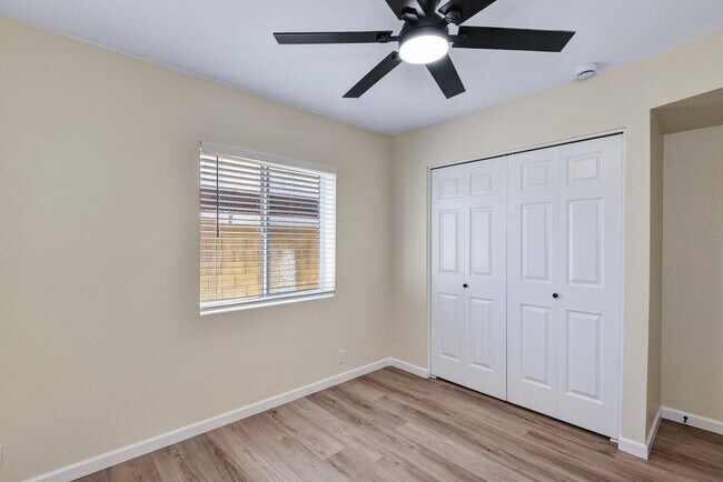 Building Photo - 7331 W Windrose Dr