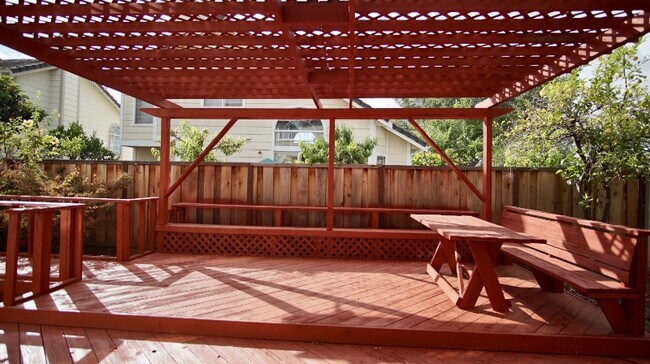 Building Photo - 1323 Chessington Dr