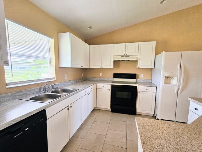 Building Photo - Move-in Ready 3 BR & 2 BA