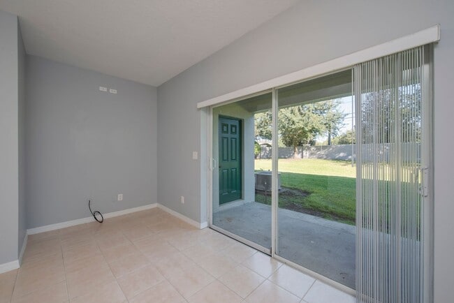 Building Photo - 2 Bedroom /2.5 bathrooms Town House. Just ...