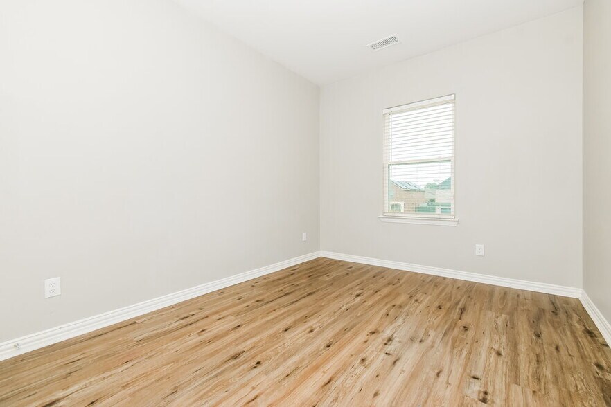 Building Photo - 236 Teakwood Dr