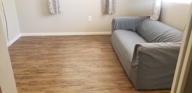 Building Photo - Beautiful3 bedroom condo, located in a 24 ...