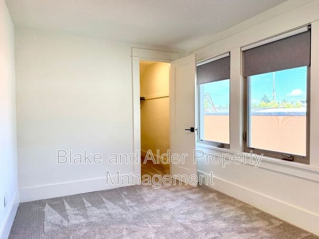 Building Photo - 3556 NE Sandy Blvd