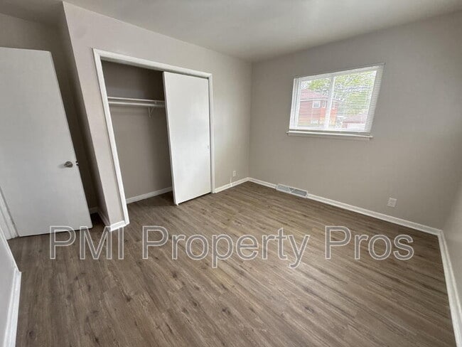 Building Photo - 7701 W Hampton Ave