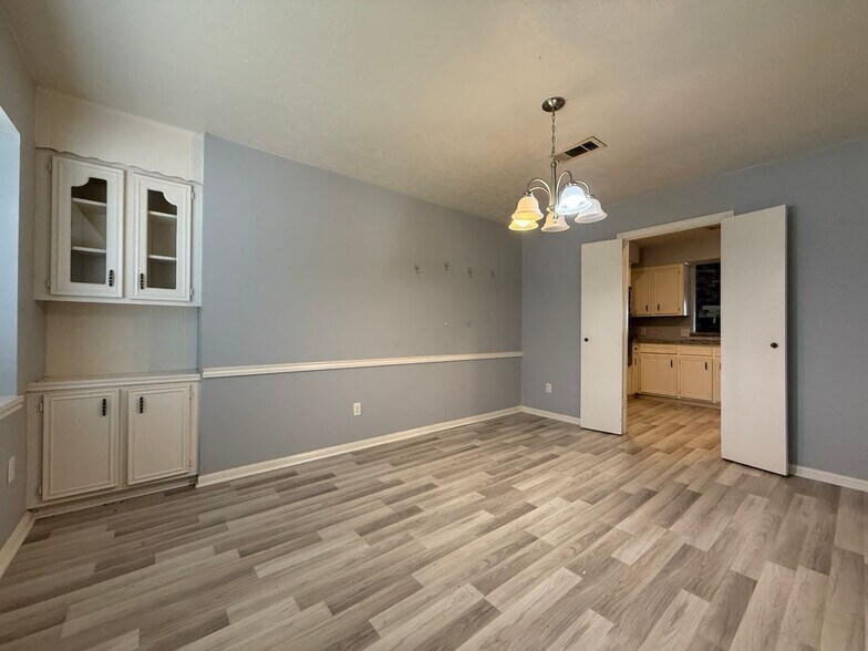 Building Photo - 422 Gamewood Dr