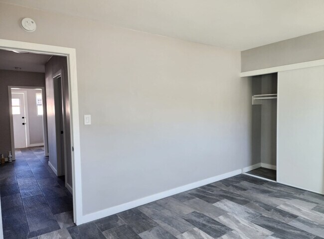 Building Photo - 1610 W 9th St