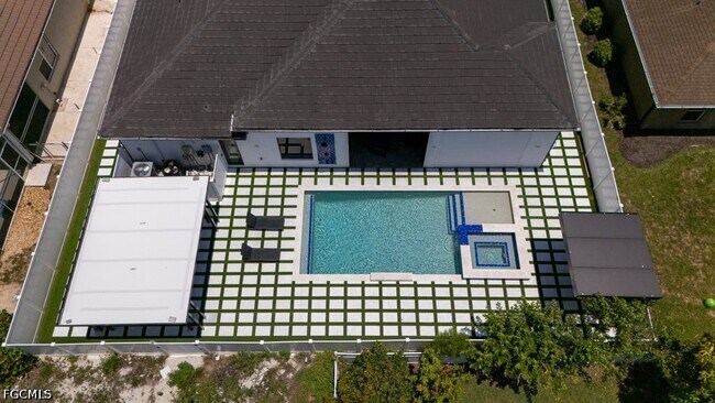 Building Photo - 4024 Chiquita Blvd S