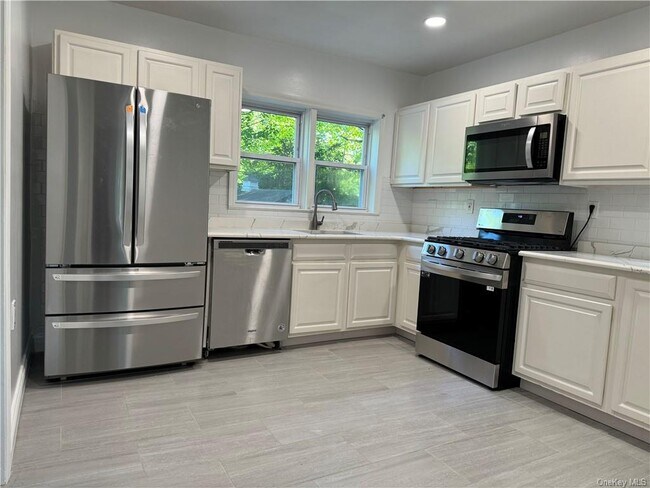 Building Photo - 33 Bentay Dr