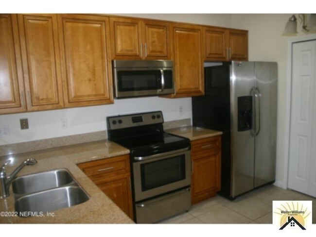 Building Photo - 2/2.5 townhome