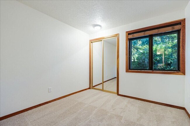 Building Photo - Lovely 3 bedroom, 2.5 bath townhouse with ...