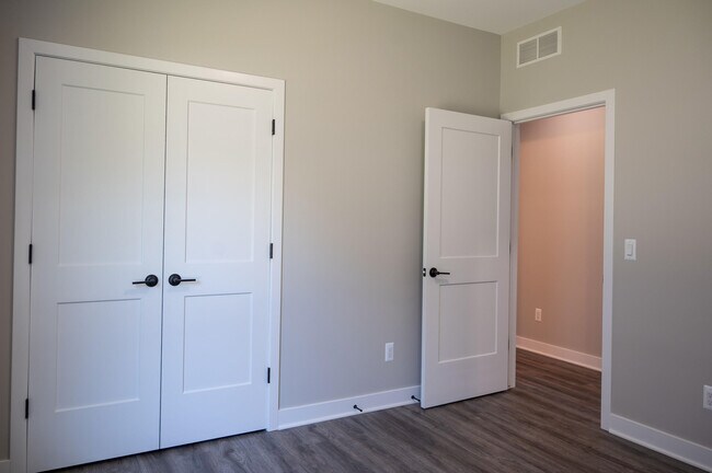 Building Photo - 8452 Oak Shade Cir