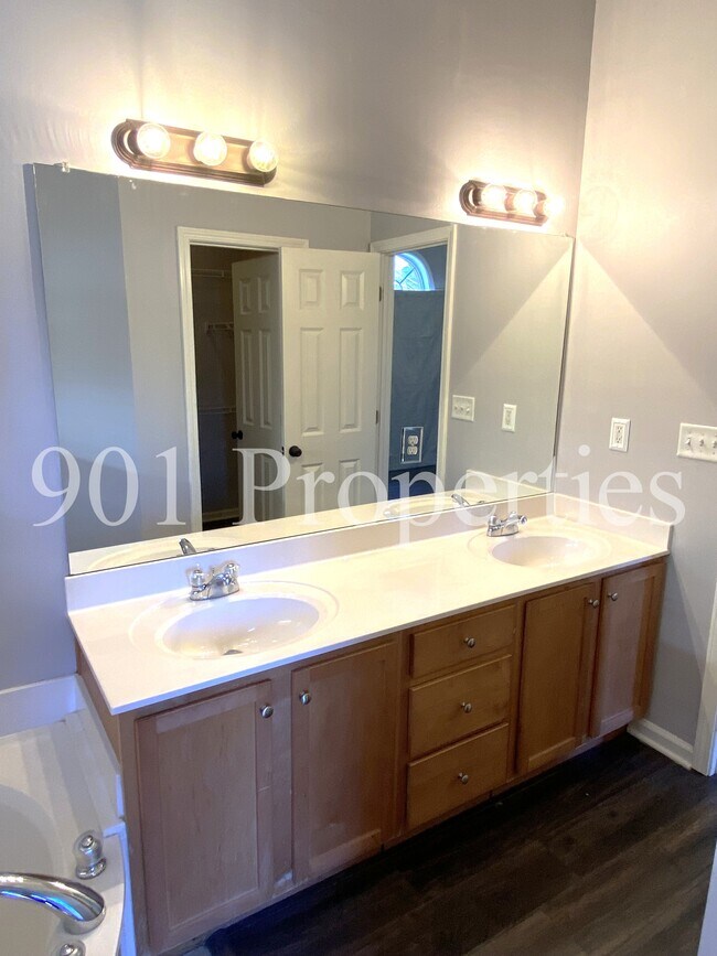 Building Photo - 1120 Averett Ln