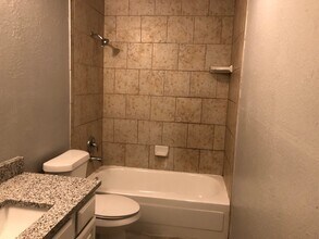 Building Photo - 3/2/2 Great neighborhood!  Move in Ready!