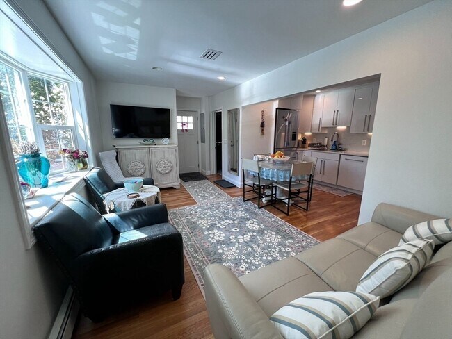 Building Photo - 98 E Border Rd